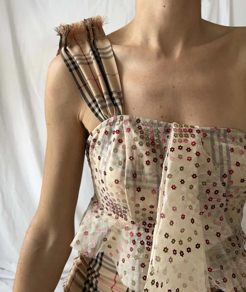 One shoulder and embroidered overlap seer bustier dress's detail